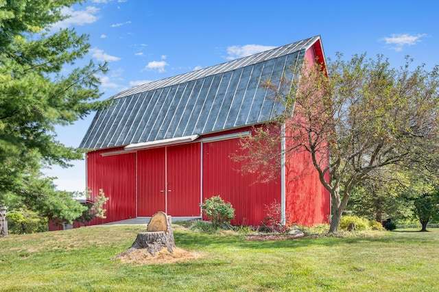 view of barn featuring a lawn