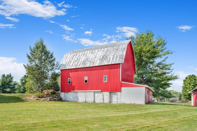 view of barn with a lawn