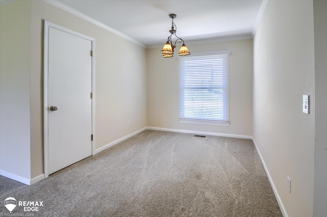 empty room featuring a chandelier, carpet, baseboards, visible vents, and ornamental molding