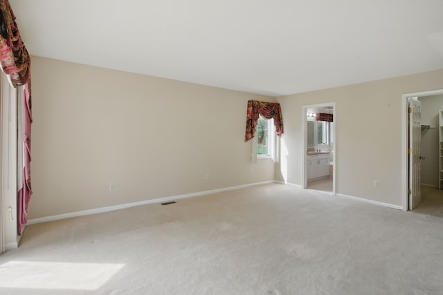 3351 Muerknoll Dr, Troy, MI 48084 - unfurnished bedroom with baseboards, visible vents, light carpet, and connected bathroom
