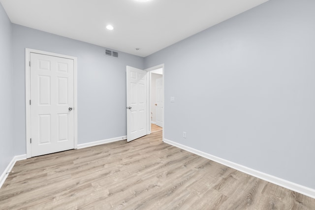 unfurnished bedroom with visible vents, recessed lighting, baseboards, and light wood finished floors