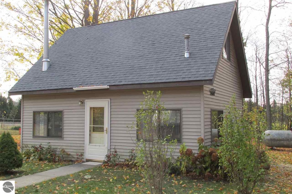view of front facade with a shingled roof