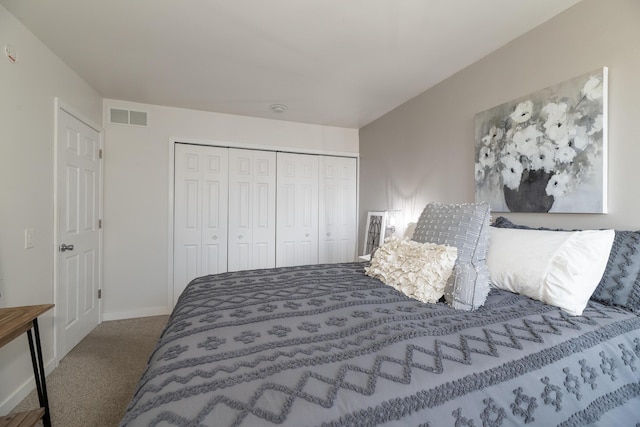 bedroom featuring visible vents, carpet, baseboards, and a closet