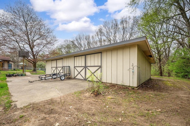 view of outdoor structure featuring fence and an outdoor structure
