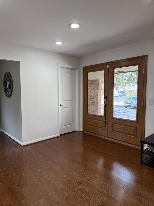entryway featuring recessed lighting, baseboards, and dark wood-style floors