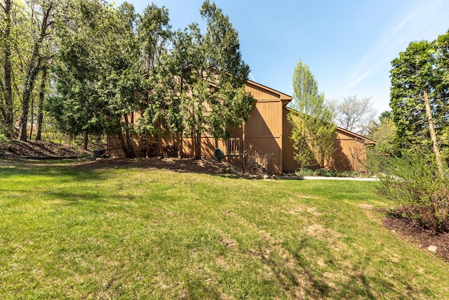 view of yard with an outbuilding