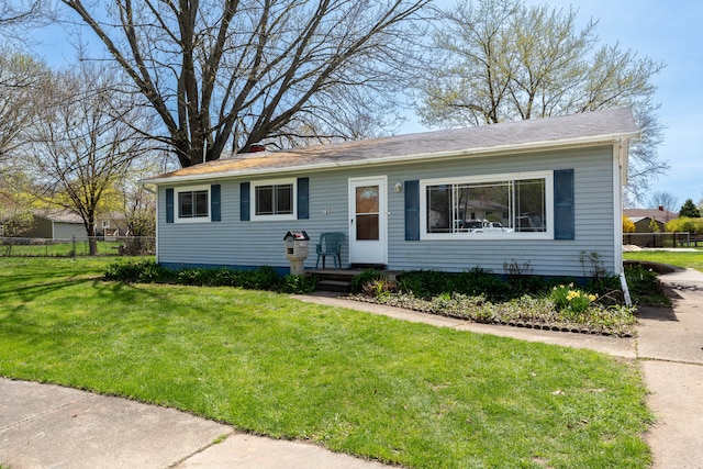 view of front of house featuring a front lawn and fence