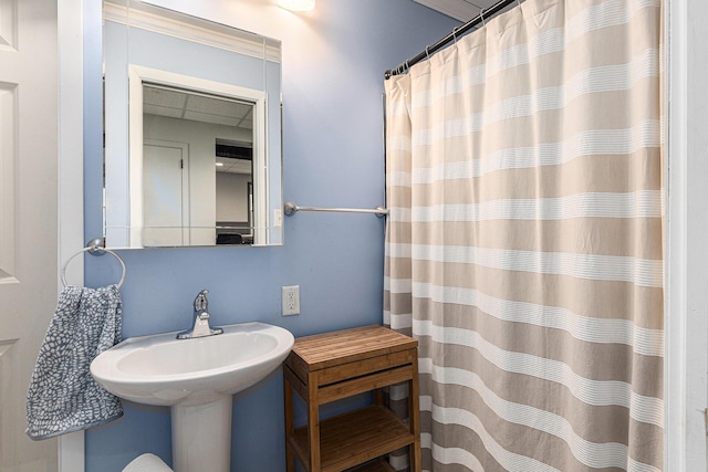 full bathroom with curtained shower