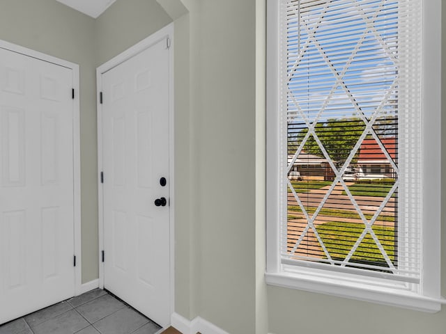 19950 Gilchrist St, Detroit, MI 48235 - foyer featuring baseboards, tile patterned flooring, and arched walkways