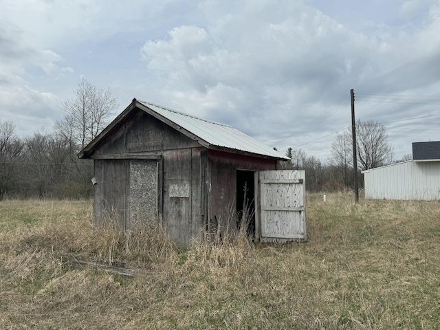 view of outdoor structure featuring an outbuilding