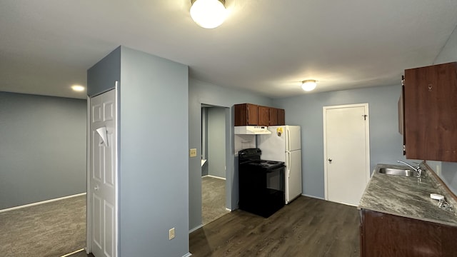 kitchen featuring a sink, dark wood finished floors, freestanding refrigerator, under cabinet range hood, and black range with electric stovetop