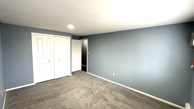unfurnished bedroom featuring carpet floors, recessed lighting, baseboards, and a closet