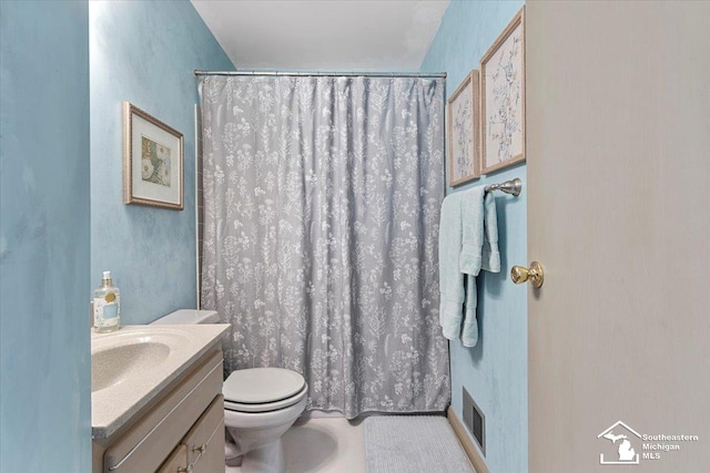 full bath featuring vanity, a shower with curtain, toilet, and visible vents