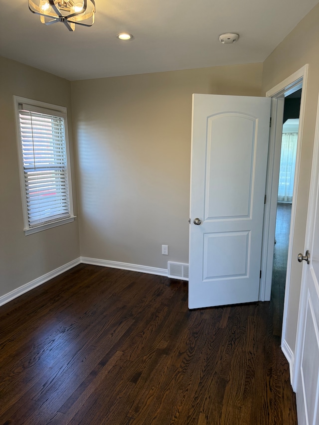 800 Cambridge Rd, Berkley, MI 48072 - empty room with dark wood-style flooring, baseboards, a smoke detector, a chandelier, and recessed lighting