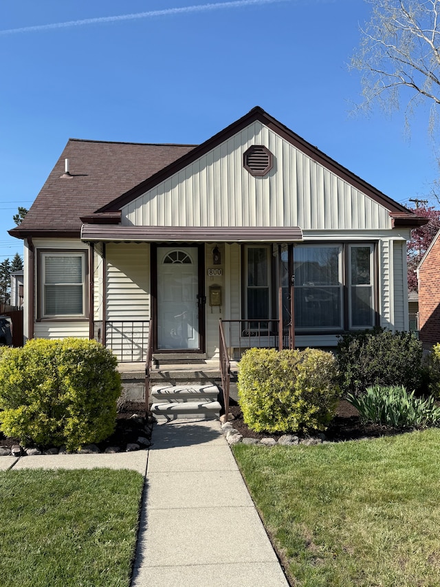 800 Cambridge Rd, Berkley, MI 48072 - bungalow with a porch, a front lawn, roof with shingles, and board and batten siding