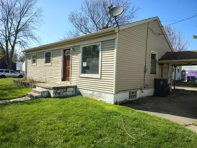 view of front facade with a front lawn