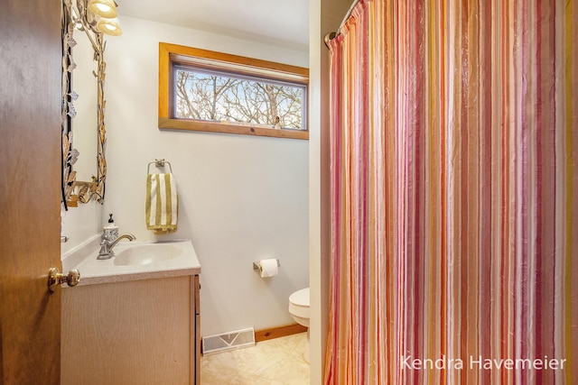 full bathroom with a shower with curtain, visible vents, vanity, baseboards, and toilet