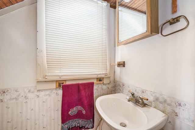 bathroom featuring a sink