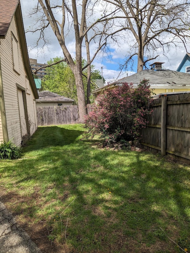 729 Egleston Ave, Kalamazoo, MI 49001 - view of yard featuring fence