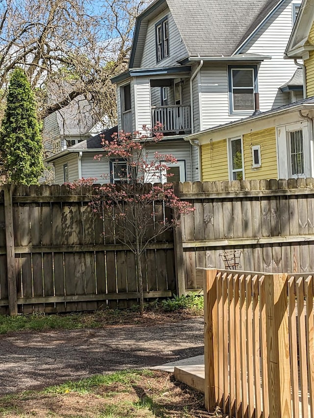 729 Egleston Ave, Kalamazoo, MI 49001 - view of yard featuring fence and a balcony