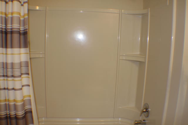 full bath with shower / bathtub combination with curtain