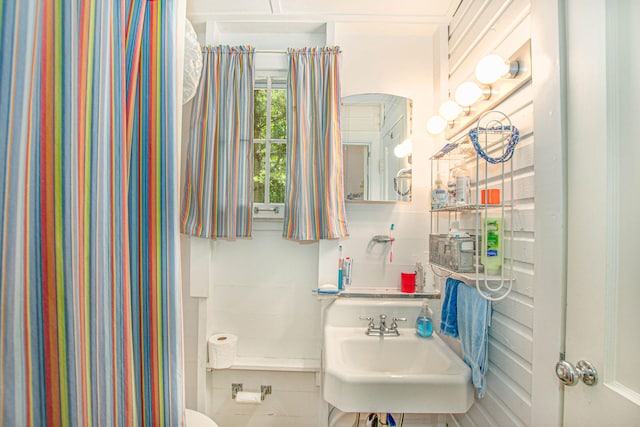 bathroom featuring a sink