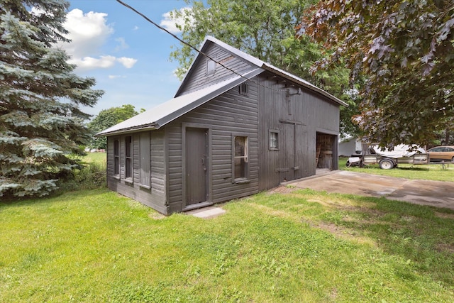 view of outdoor structure with driveway