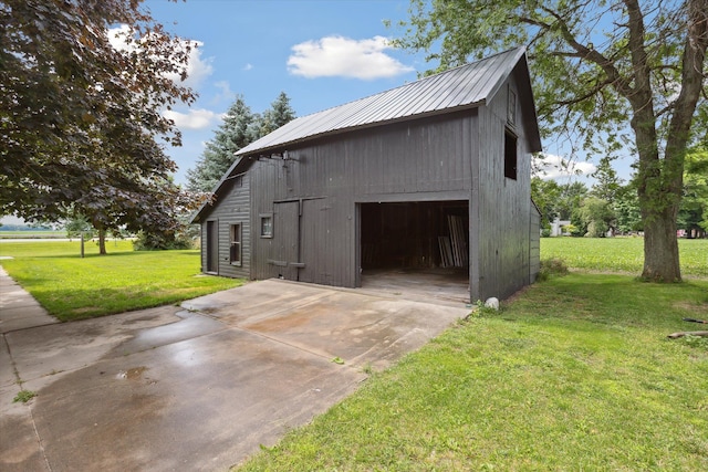 view of outdoor structure featuring an outdoor structure and concrete driveway