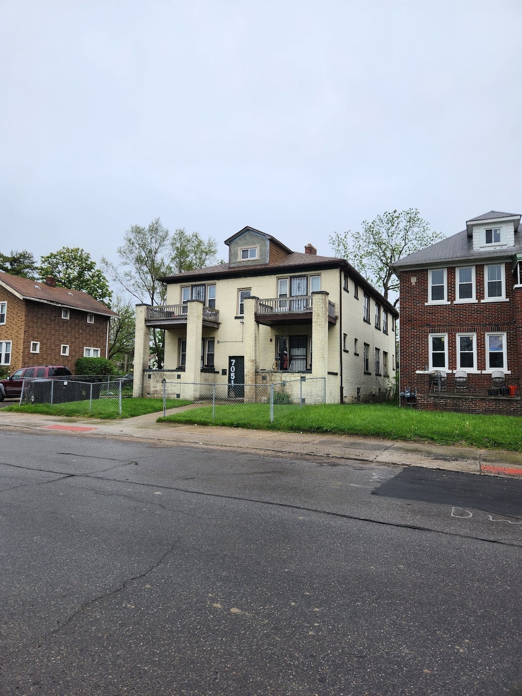 view of front of house featuring fence and a balcony