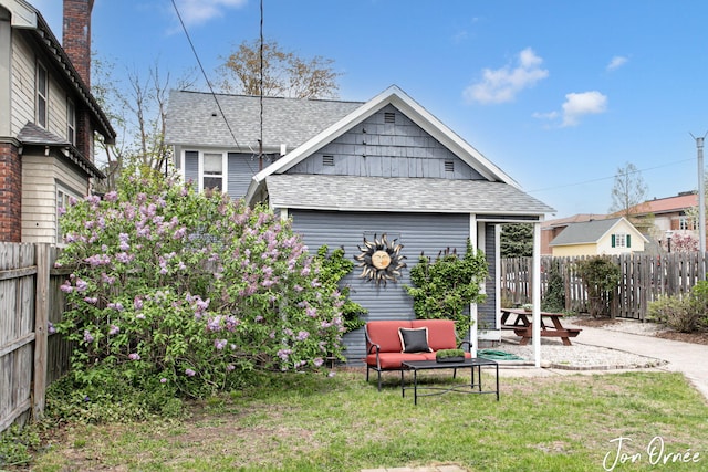 view of yard with fence and outdoor lounge area