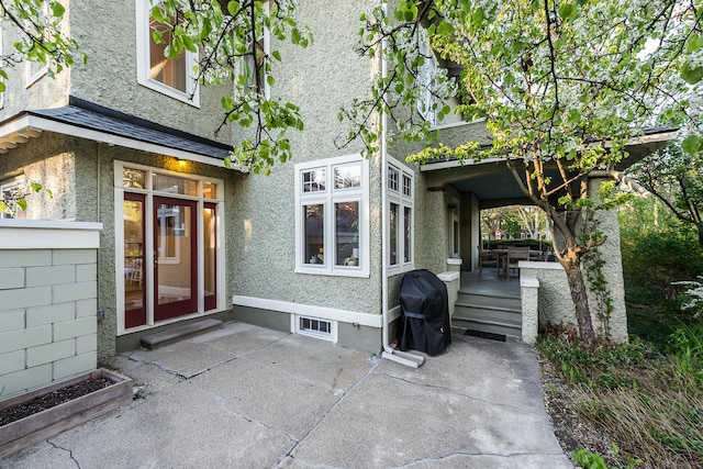 property entrance with stucco siding