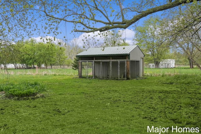 view of yard with an outdoor structure