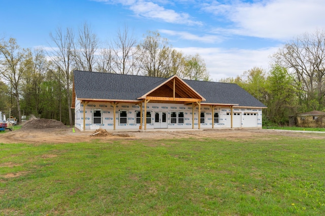 view of front of property featuring covered porch, a front yard, roof with shingles, an attached garage, and driveway