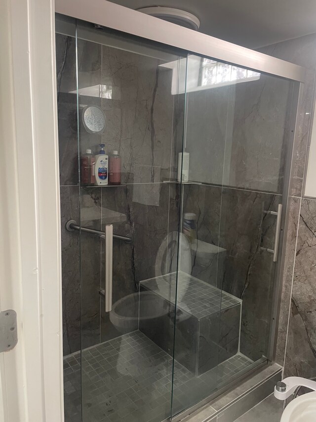 11916 Geoffry Dr, Warren, MI 48093 - bathroom featuring a stall shower