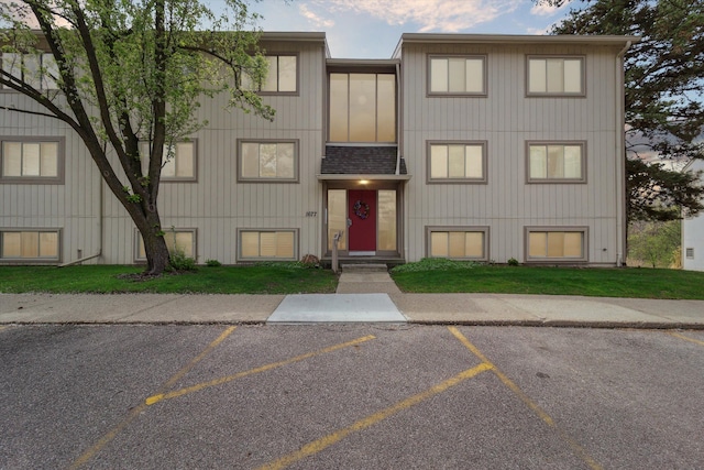 townhome / multi-family property with uncovered parking