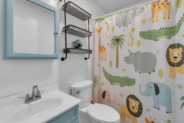 full bath featuring vanity, toilet, and a shower with curtain