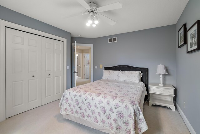 bedroom featuring visible vents, carpet, ceiling fan, and a closet
