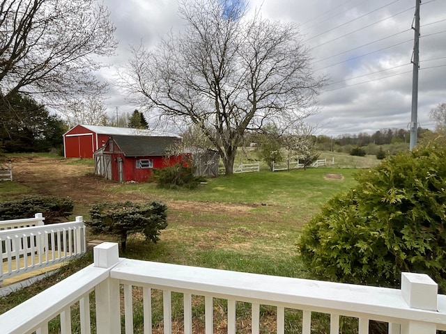 view of yard featuring an outdoor structure
