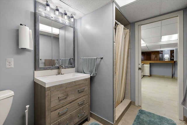 62 Robertson Ct, Clarkston, MI 48346 - full bathroom featuring toilet, vanity, a shower with shower curtain, and a drop ceiling