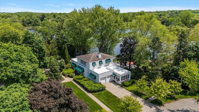 62 Robertson Ct, Clarkston, MI 48346 - aerial view of property and surrounding area featuring a forest and a large body of water