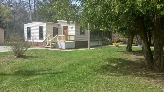 view of front of house featuring a front lawn