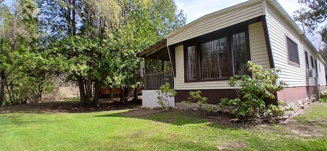 view of side of property featuring a lawn