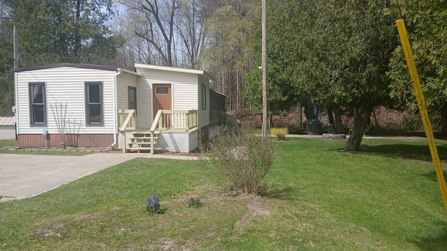 view of front of property featuring a front lawn