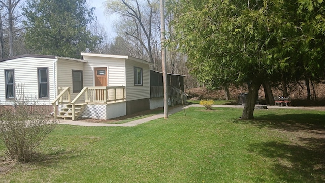 view of front facade featuring a front yard