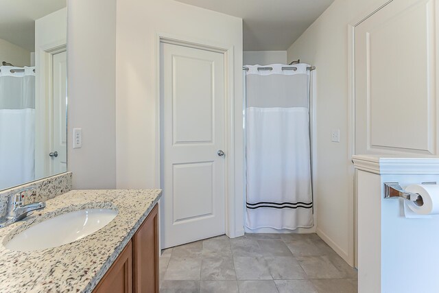 full bathroom featuring baseboards, a shower with shower curtain, and vanity