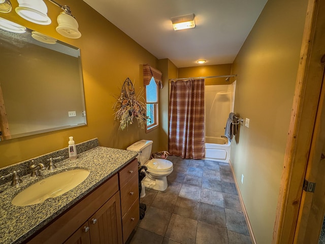full bath with baseboards, shower / bath combo with shower curtain, toilet, and vanity