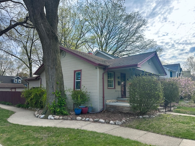 524 E Farnum Ave, Royal Oak, MI 48067 - view of property exterior with fence