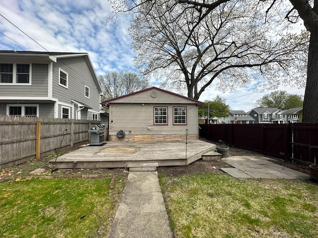 524 E Farnum Ave, Royal Oak, MI 48067 - back of property with a fenced backyard, a lawn, and a deck