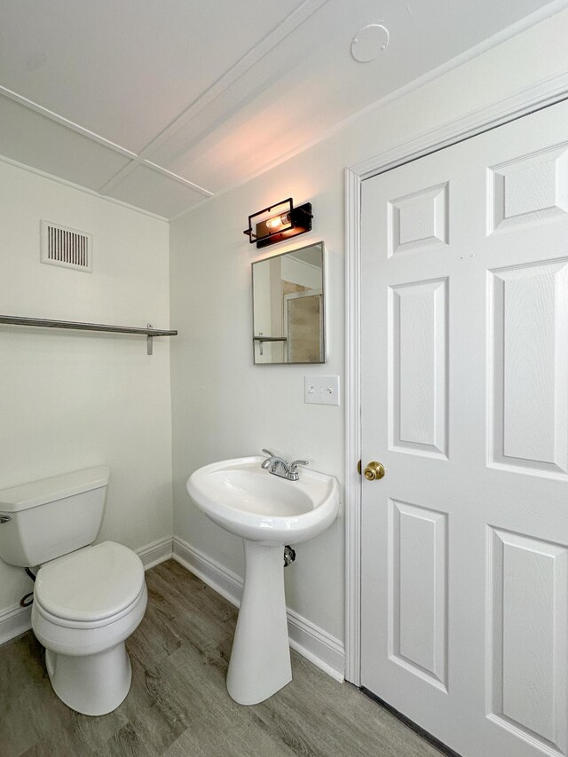 524 E Farnum Ave, Royal Oak, MI 48067 - half bathroom with baseboards, toilet, wood finished floors, and visible vents