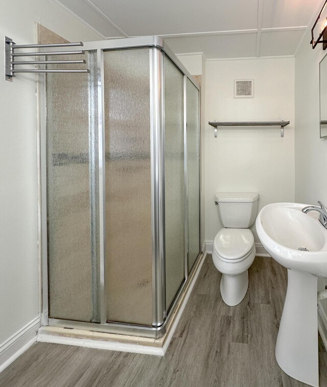 524 E Farnum Ave, Royal Oak, MI 48067 - bathroom with baseboards, visible vents, wood finished floors, and a stall shower